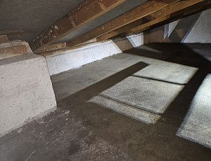 Zateplení stropu rodinného domu pomocí foukané izolace